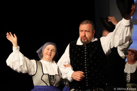 Ples in glasba izpod kamniških planin v izvedbi Folklorne skupine Kamnik in njihovih prijateljev  (39)